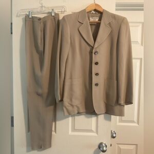 Italianstyle lightweight pant suit, bone, jacket size 2, pants size 4